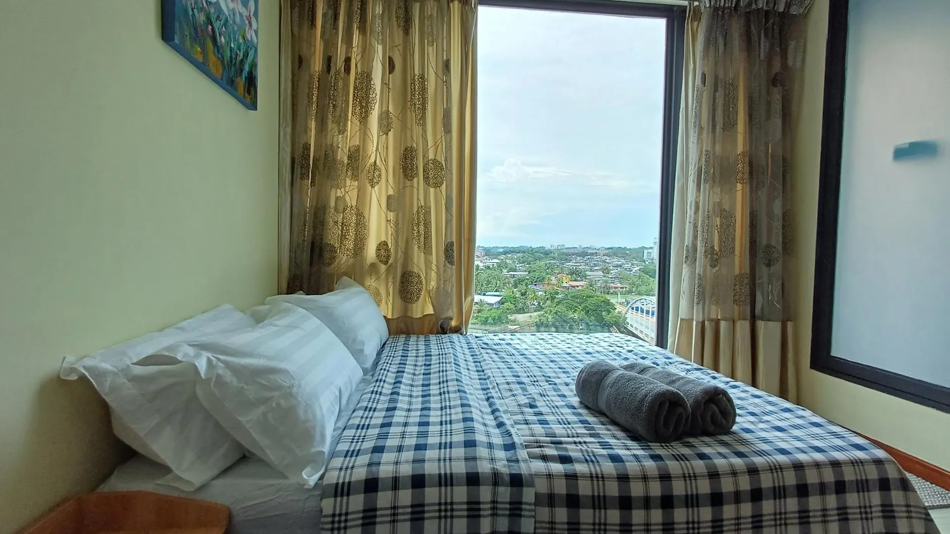 Apartment Sky Suites 2Br 2 Baths With Parking Kampong Sembulan